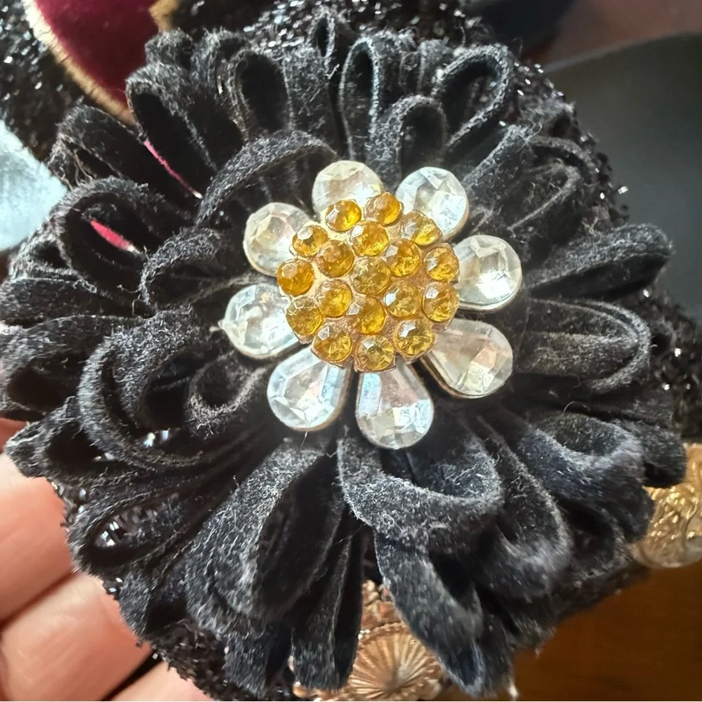 Size 10 women's sandals embellished pendants floral rhinestones, velvet heart - Picture 13 of 13